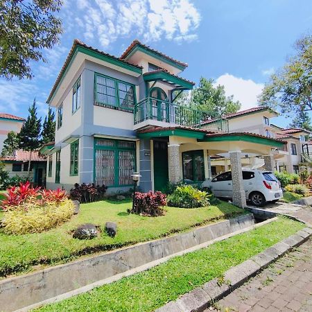 Villa Semesta Cikundul Exterior photo